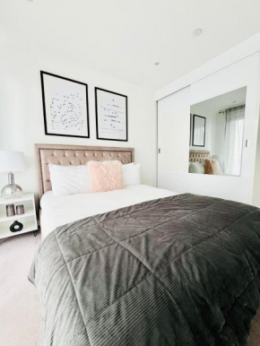 Stunning Canary Wharf Apartment - Breathtaking Views & Prime Location